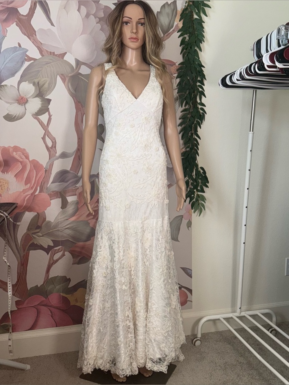 Stunning Beaded Sue Wong Nocturne Lace Wedding Dress - Size 4 - Picture 13 of 15